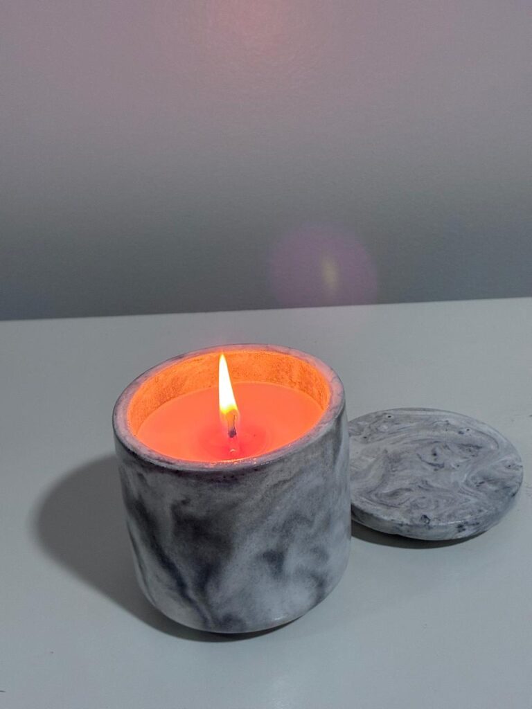 foto de um pote de gesso e cimento com vela
